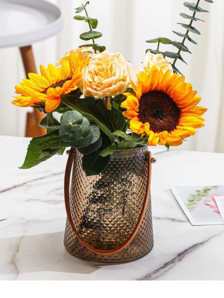 Modern Minimalist Handheld Glass Vase for Hydroponic Flowers Creative Desktop Decoration for Living Room or Study Bookshelf
Modern Minimalist Handheld Glass Vase for Hydroponic Flowers Creative Desktop Decoration for Living Room or Study Bookshelf
