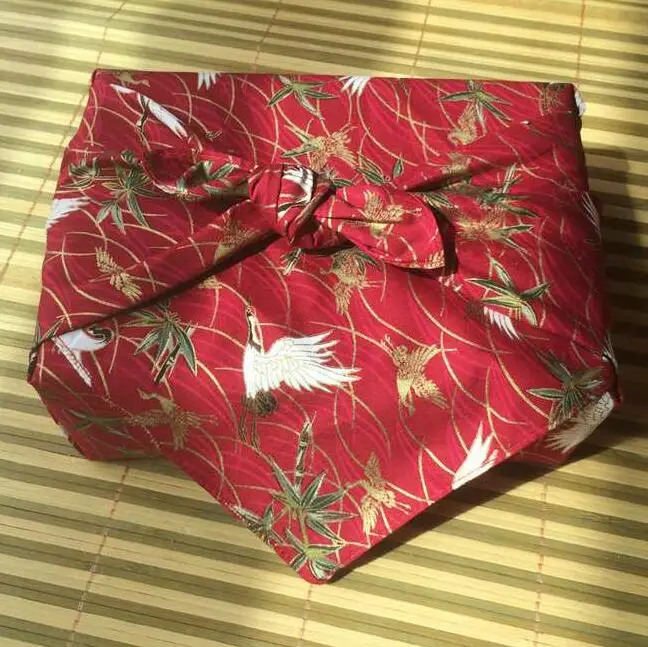 Японский хлопковый носовой платок Furoshiki Bento 70*70 см в подарочной упаковке с принтом журавлей в винтажном стиле
Японский хлопковый носовой платок Furoshiki Bento 70*70 см в подарочной упаковке с принтом журавлей в винтажном стиле
