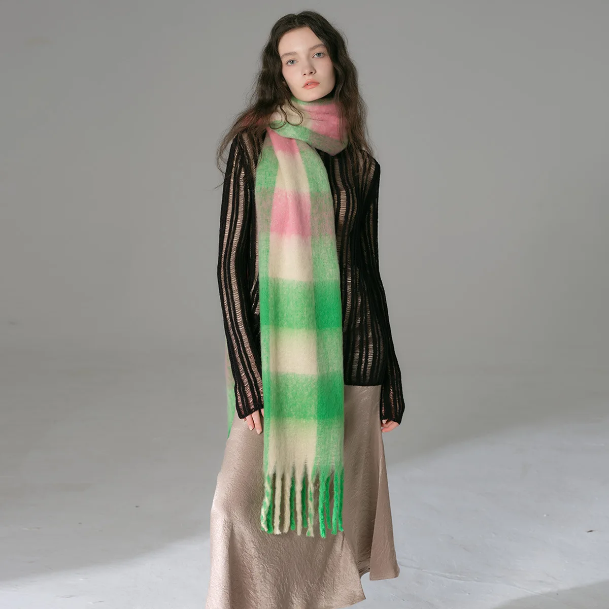 Women Cotton 2024 New High Quality Plaid Scarf Lovey Girl Winter Warm Scarves Streetwear Plaid Printed Leisure Shawl Wraps T430
Women Cotton 2024 New High Quality Plaid Scarf Lovey Girl Winter Warm Scarves Streetwear Plaid Printed Leisure Shawl Wraps T430
