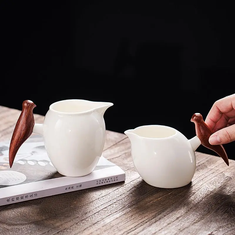 

Teacup Strainer Infuser Distributor White Porcelain Fair Cup Wood Handle Ceramic Tea Separator Kung Fu Tea Set Cup Hourglass