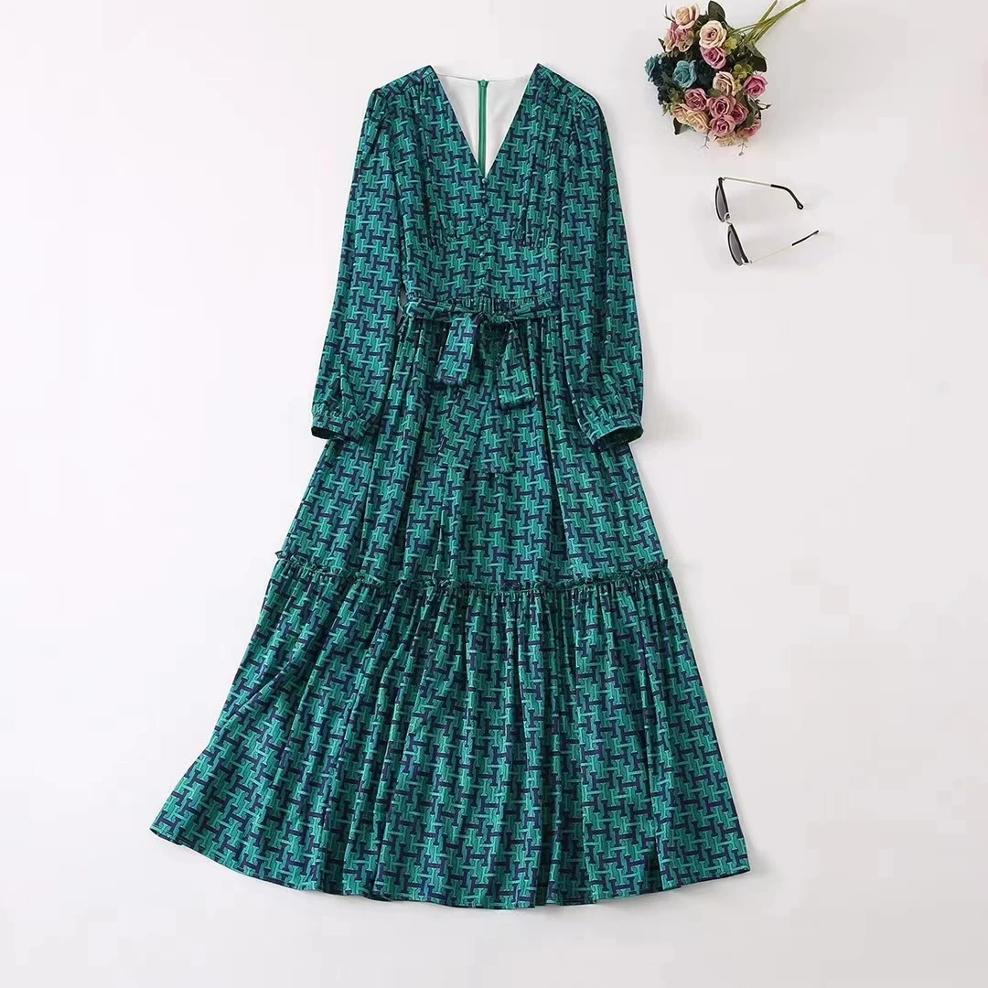 New European and American women's wear for winter 2022 Long sleeve V neck green letter print Fashion pleated dress
New European and American women's wear for winter 2022 Long sleeve V neck green letter print Fashion pleated dress