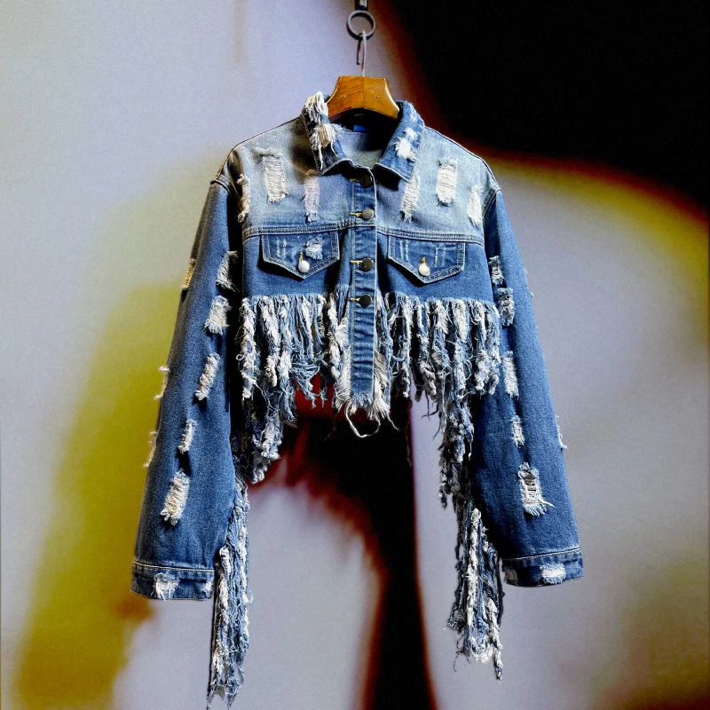 

Женская короткая джинсовая куртка, винтажная Потертая джинсовая куртка с длинным рукавом и отложным воротником, с бахромой, с дырками, синего цвета, весна-осень