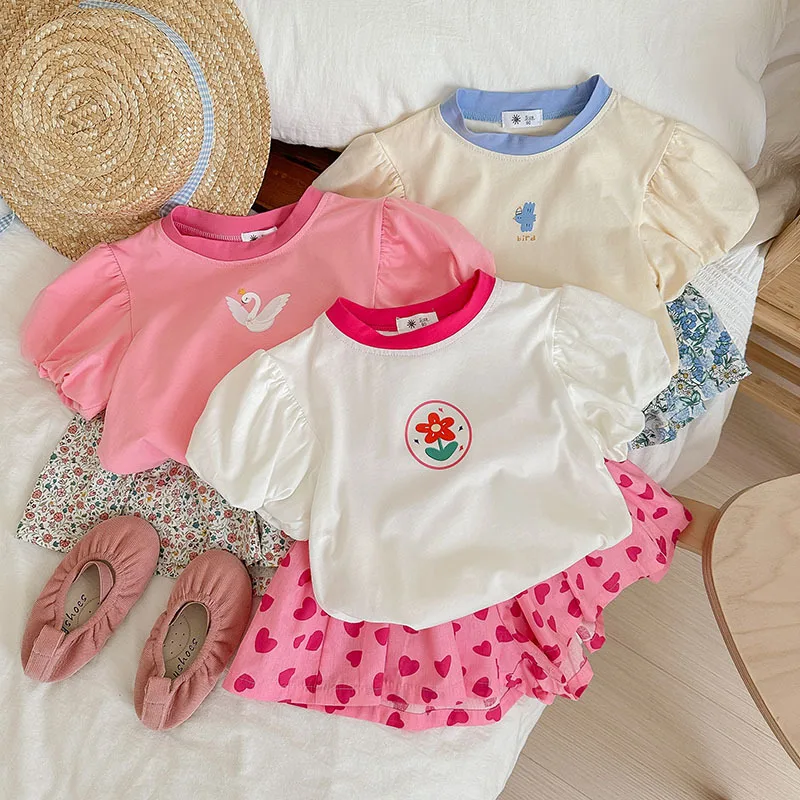 

Комплект летней детской одежды из 2 предметов для маленьких девочек 2024, хлопковый топ с рукавами-пузырями и цветами, корейский наряд для маленьких девочек с принтом Love, костюмы для маленьких девочек