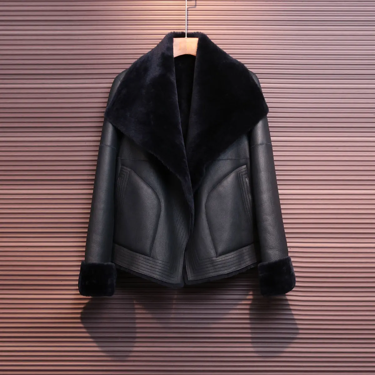 2023 Women Autumn Winter New Sheep Shearing Coats Female Short Genuine Fur Jackets Ladies Real Wool Fur Warm Outerwear Q35
2023 Women Autumn Winter New Sheep Shearing Coats Female Short Genuine Fur Jackets Ladies Real Wool Fur Warm Outerwear Q35