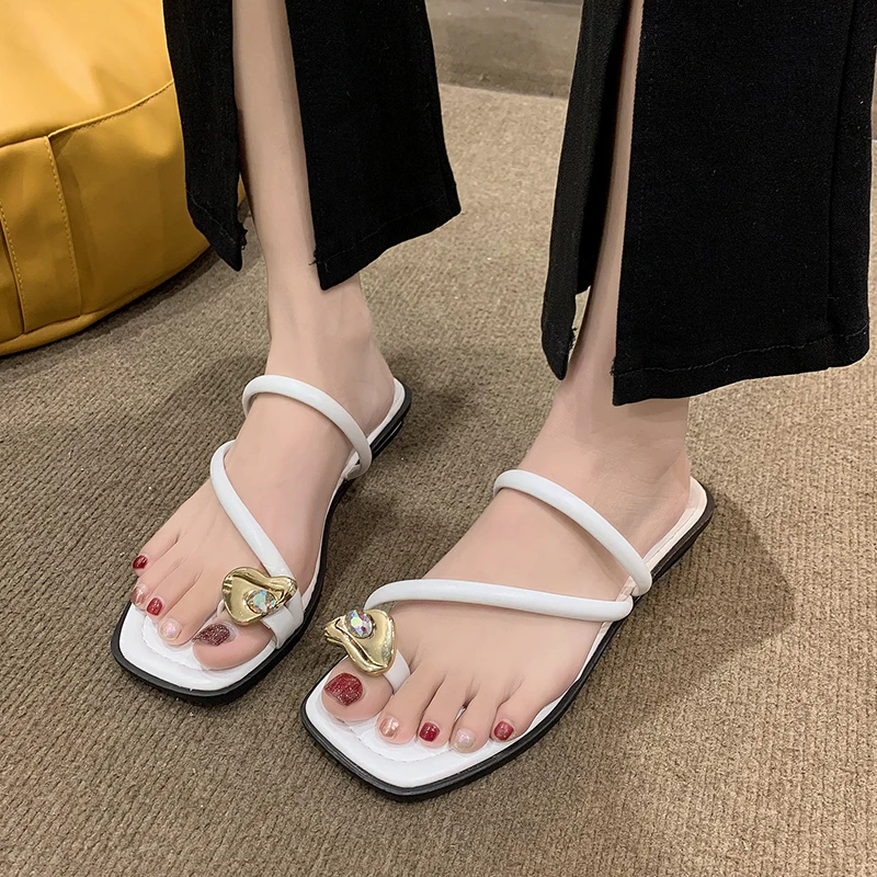 Women's Elegant Low Heels Rhinestone Slippers 2023 Summer Fashion Metal Flip Flops Shoes Ladies Beach Slides Zapatos De Mujer
Women's Elegant Low Heels Rhinestone Slippers 2023 Summer Fashion Metal Flip Flops Shoes Ladies Beach Slides Zapatos De Mujer