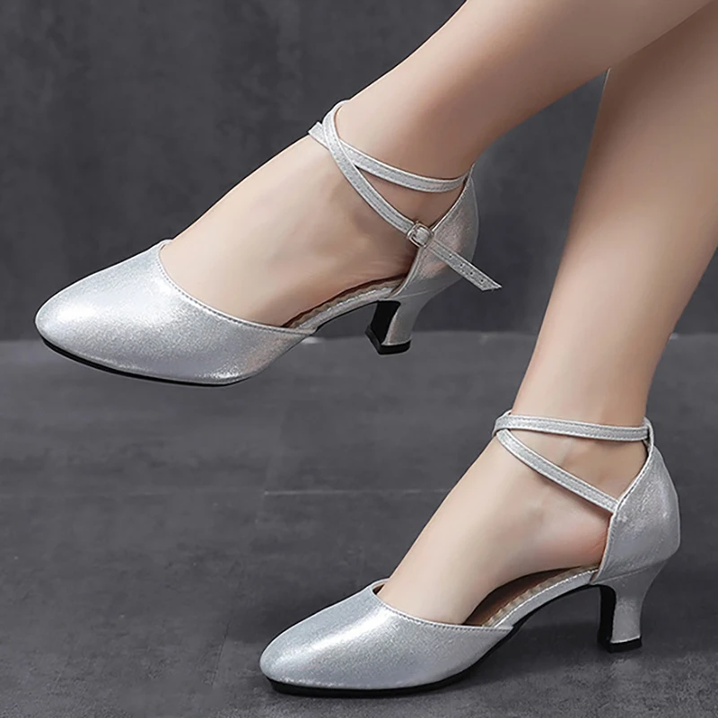 Women's New Latin Dance Ballroom Dance Shoes Women's Middle Low Heel Soft Sole Square Dance Shoes Modern Dance
Women's New Latin Dance Ballroom Dance Shoes Women's Middle Low Heel Soft Sole Square Dance Shoes Modern Dance