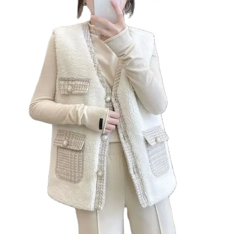 

Осенне-зимний женский жилет из овечьей шерсти, новинка 2024, модная утепленная флисовая Свободная куртка с V-образным вырезом для отдыха, женская верхняя одежда на пуговицах