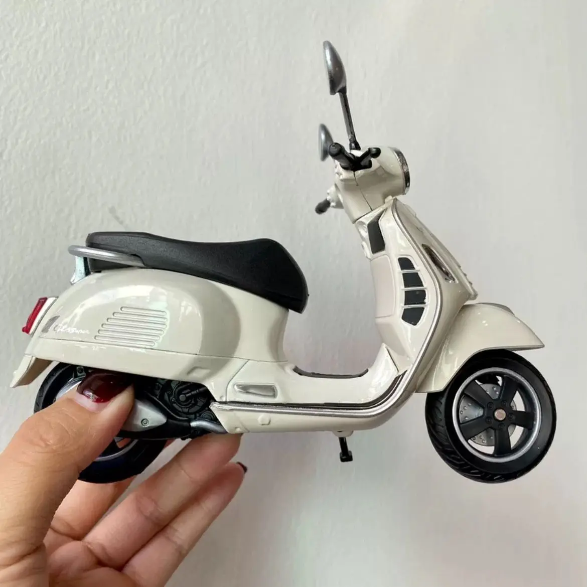 Модель мотоцикла Vespa GTS300 из суперсплава, 1:18 GTS125, настольная мебель, дисплей для микроколлекции
Модель мотоцикла Vespa GTS300 из суперсплава, 1:18 GTS125, настольная мебель, дисплей для микроколлекции