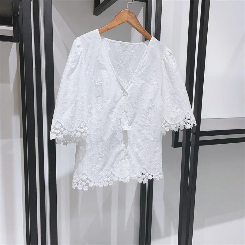 

Nordic niche and elegant summer sweet girl Peter Pan collar bubble sleeve flower embroidered V-neck hollowed out tassel shirt