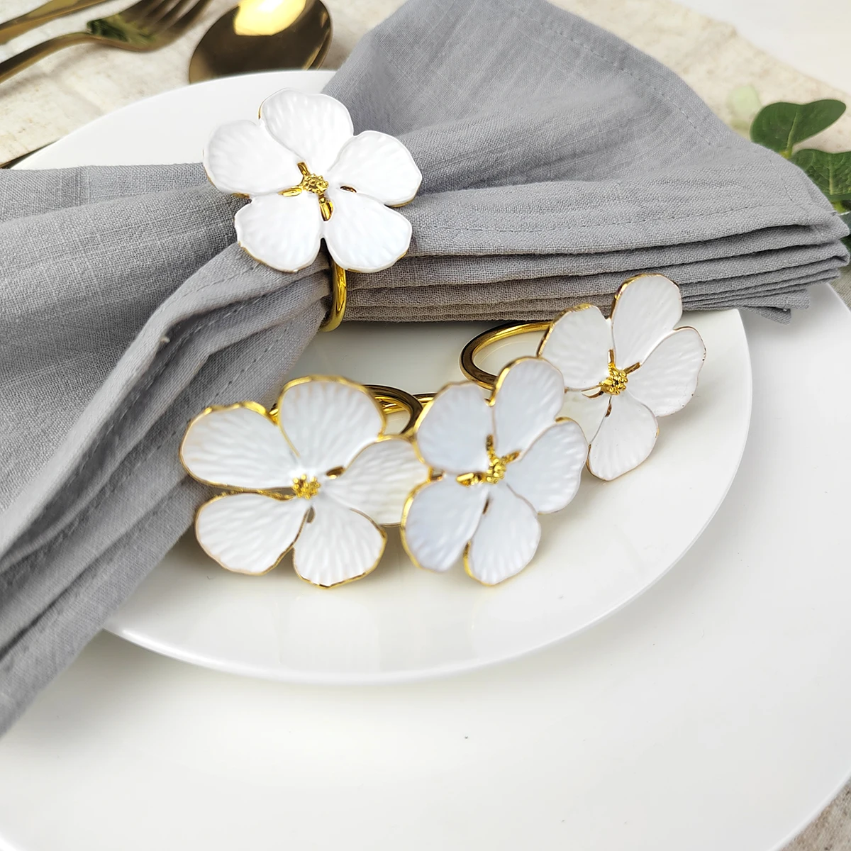 4PCS White Plum Blossom Napkin Rings Holder Metal Flower Types Accessories for Hotel Parties Feast Wedding Dining Table Decorate
4PCS White Plum Blossom Napkin Rings Holder Metal Flower Types Accessories for Hotel Parties Feast Wedding Dining Table Decorate