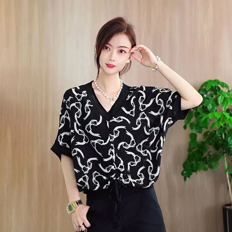 Fashion Printed V-Neck Shirring Bow Batwing Sleeve Blouse Women's Clothing 2023 Summer New Oversized Casual Tops Commuter Shirt
Fashion Printed V-Neck Shirring Bow Batwing Sleeve Blouse Women's Clothing 2023 Summer New Oversized Casual Tops Commuter Shirt