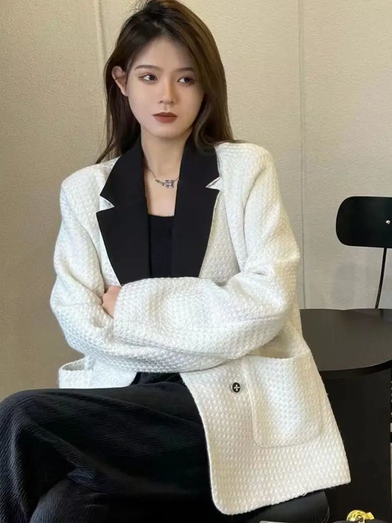 2024 Spring New Color Block Contrast Large Pocket Blazer Coat Women Tweed Style Suit Collar Casual Top Women’s Clothing Hot Sale
2024 Spring New Color Block Contrast Large Pocket Blazer Coat Women Tweed Style Suit Collar Casual Top Women’s Clothing Hot Sale