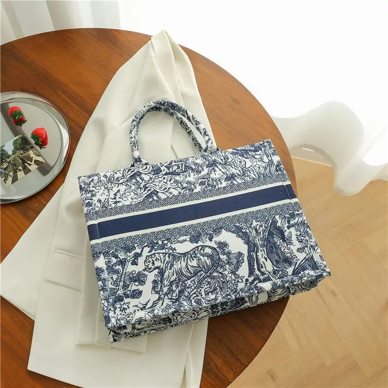 Large-capacity shopping bag designer luxury women commuter bag 2024 new fashion canvas hand bill of lading shoulder tote bag
Large-capacity shopping bag designer luxury women commuter bag 2024 new fashion canvas hand bill of lading shoulder tote bag