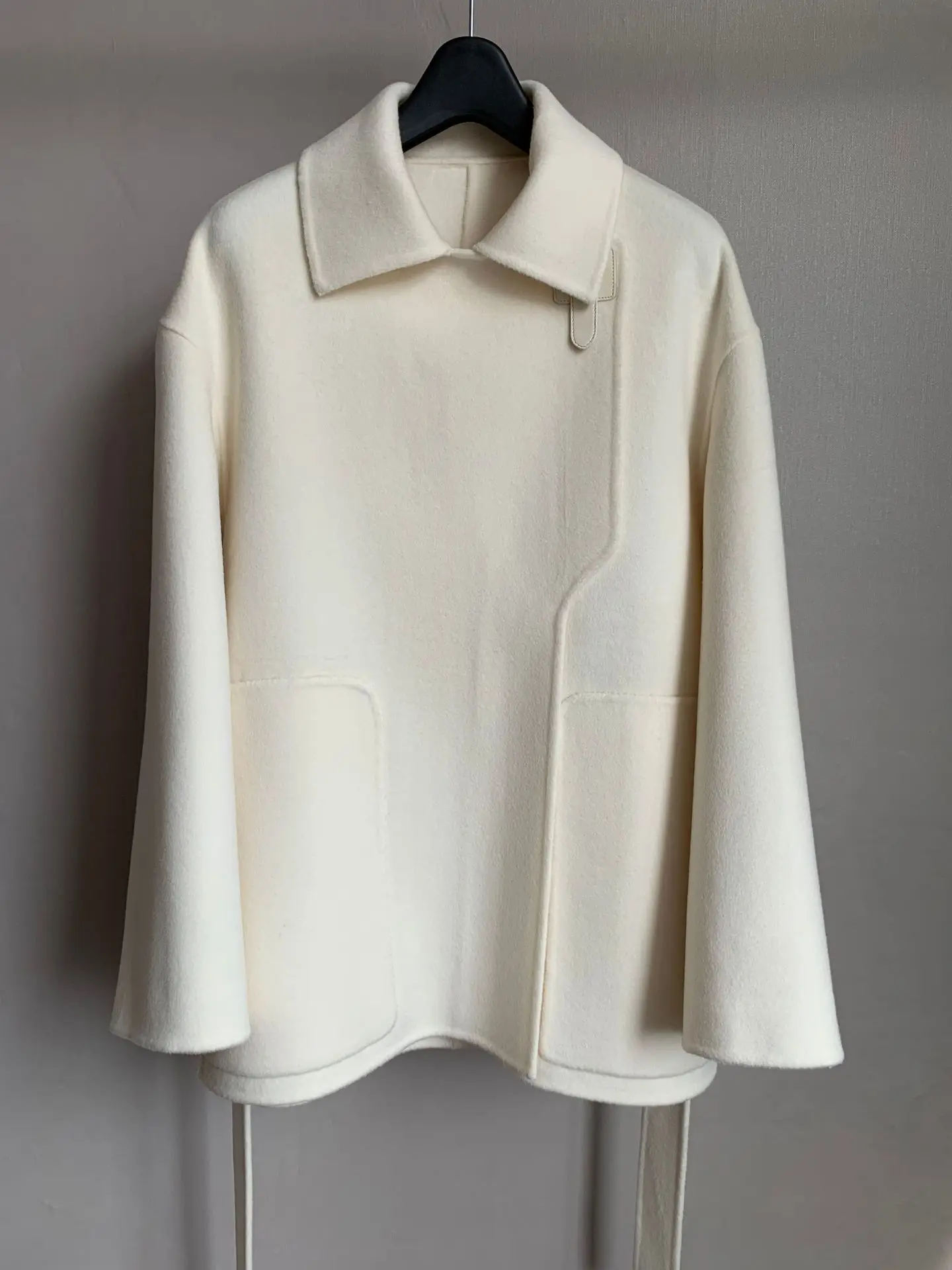 Dalian women's clothing Herm white minimalist temperament style medium length sheepskin buckle double-sided cashmere coat wool
Dalian women's clothing Herm white minimalist temperament style medium length sheepskin buckle double-sided cashmere coat wool