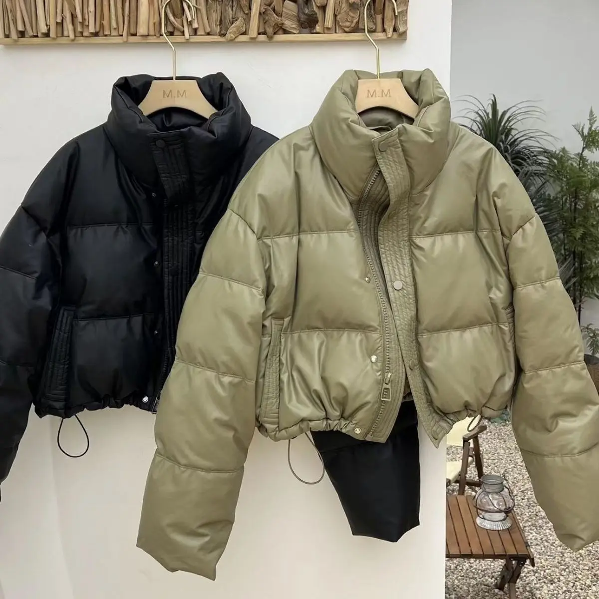 2023 Winter New Thickened Warm Women Down White Duck Down Coat European PU Leather Stand Collar Short Jacket Same Style S-M
2023 Winter New Thickened Warm Women Down White Duck Down Coat European PU Leather Stand Collar Short Jacket Same Style S-M