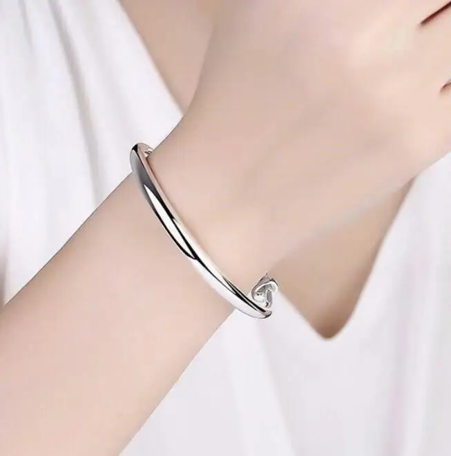 Лидер продаж 2023, новый модный браслет с отверстиями, классическое ручное украшение, подарок на день Святого Валентина
Лидер продаж 2023, новый модный браслет с отверстиями, классическое ручное украшение, подарок на день Святого Валентина