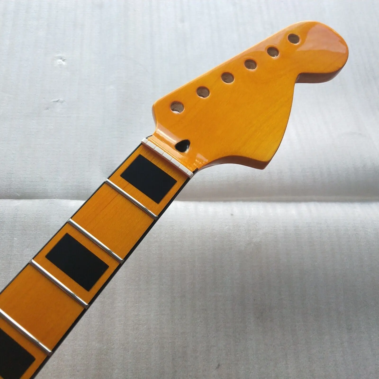 Yellow Maple Guitar neck 22fret maple fingerboard Block Inlay DIY Parts Big head
Yellow Maple Guitar neck 22fret maple fingerboard Block Inlay DIY Parts Big head