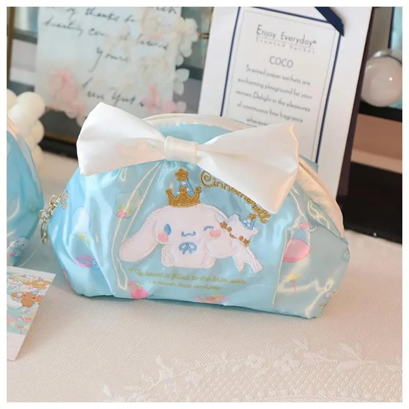 Мультяшная Милая Sanrios бант Cinnamoroll портативная косметичка кавайная вместительная сумка для хранения Женская дорожная косметичка для мытья
Мультяшная Милая Sanrios бант Cinnamoroll портативная косметичка кавайная вместительная сумка для хранения Женская дорожная косметичка для мытья