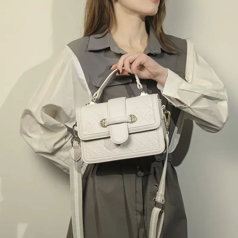 Small Bag 2023 New Fashion Trendy Women Handbag PVC+Cowhide All-Match Single Shoulder Messenger Phone Bag Black White
Small Bag 2023 New Fashion Trendy Women Handbag PVC+Cowhide All-Match Single Shoulder Messenger Phone Bag Black White