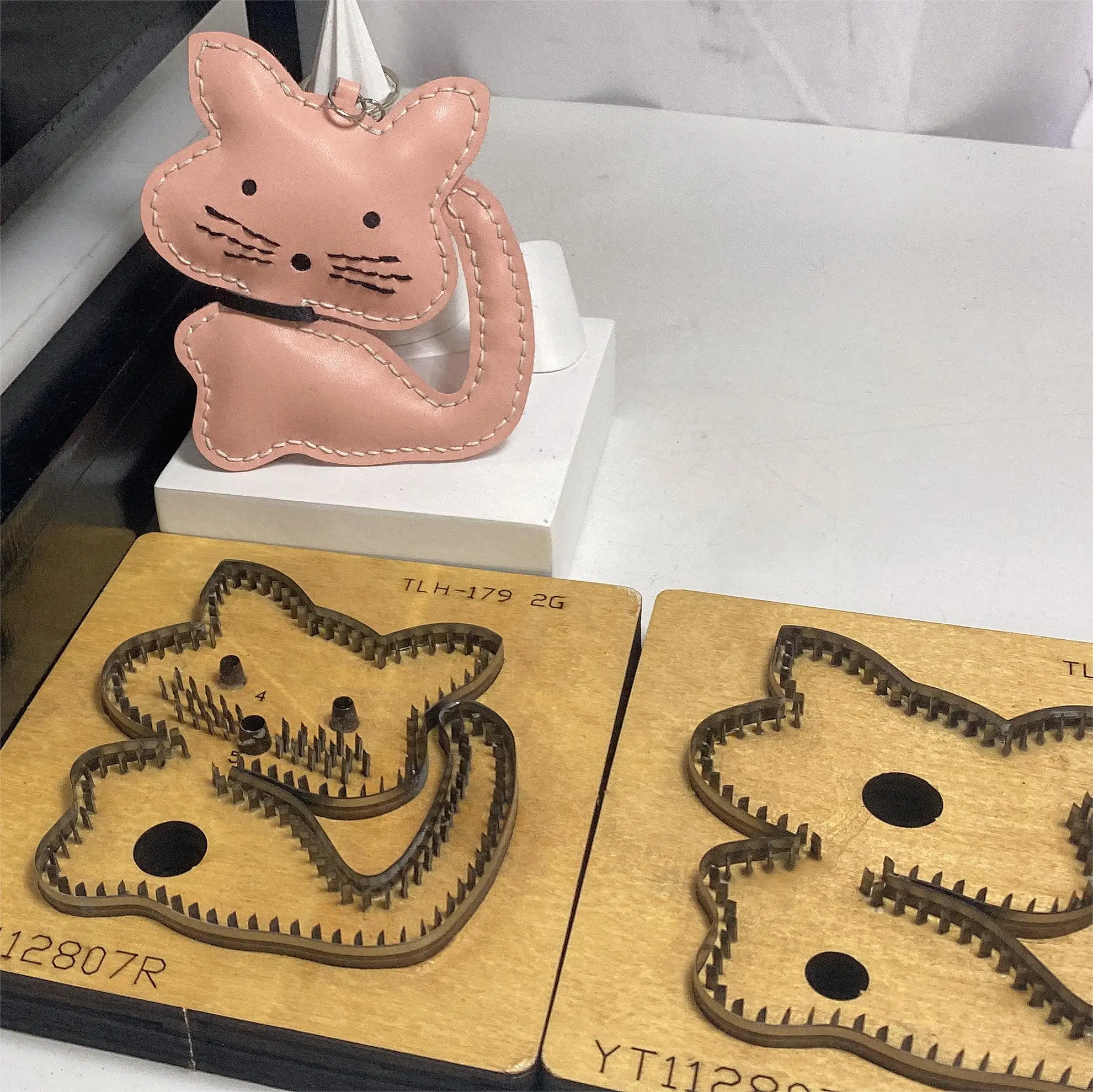 Wood Die Cutting DIY New Kitty Penadnt Leather Cutter Steel Die Suitable for Die Cutting Machine
Wood Die Cutting DIY New Kitty Penadnt Leather Cutter Steel Die Suitable for Die Cutting Machine