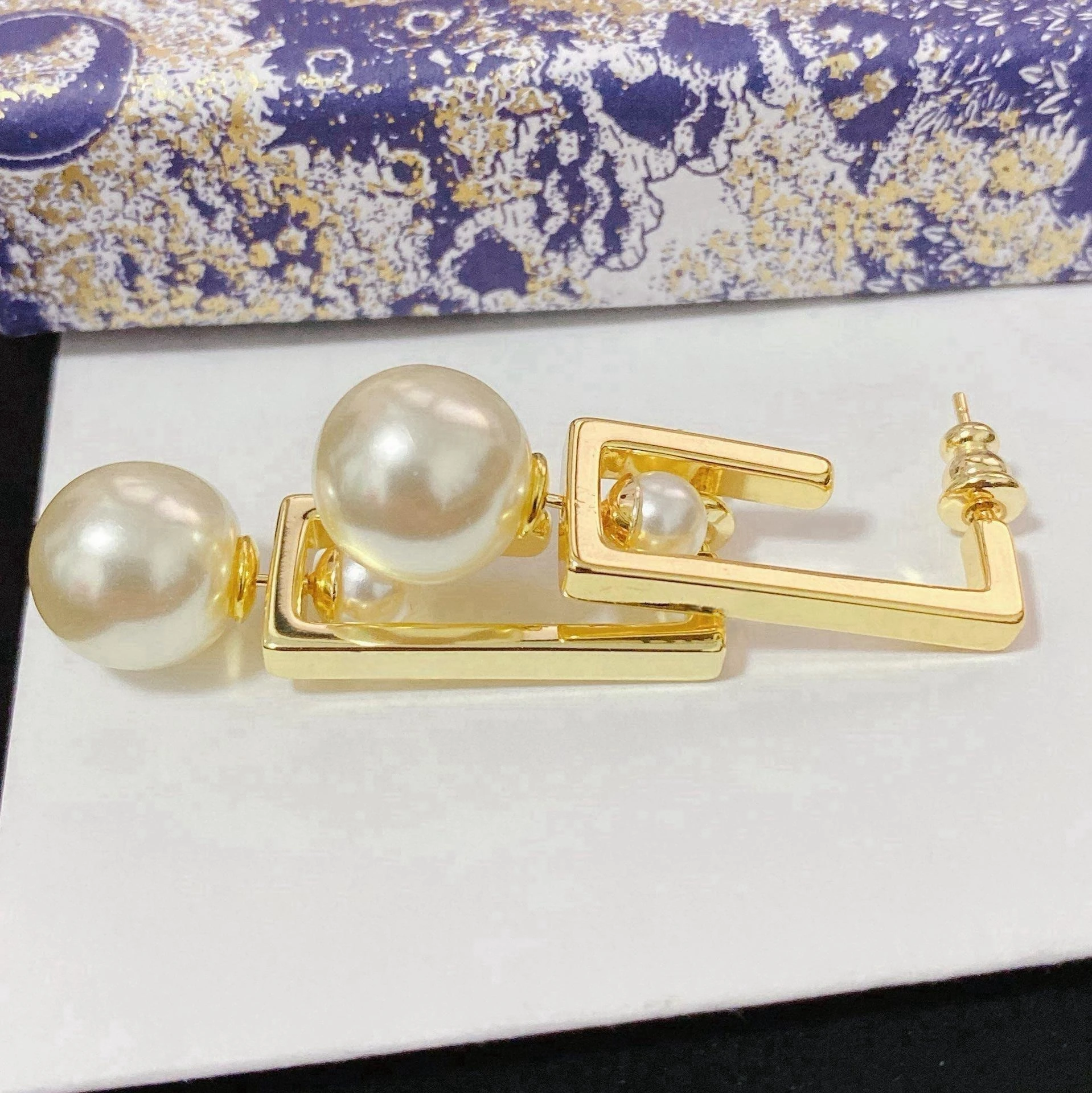 Small and large pearls, a versatile design with personalized temperament earrings
Small and large pearls, a versatile design with personalized temperament earrings