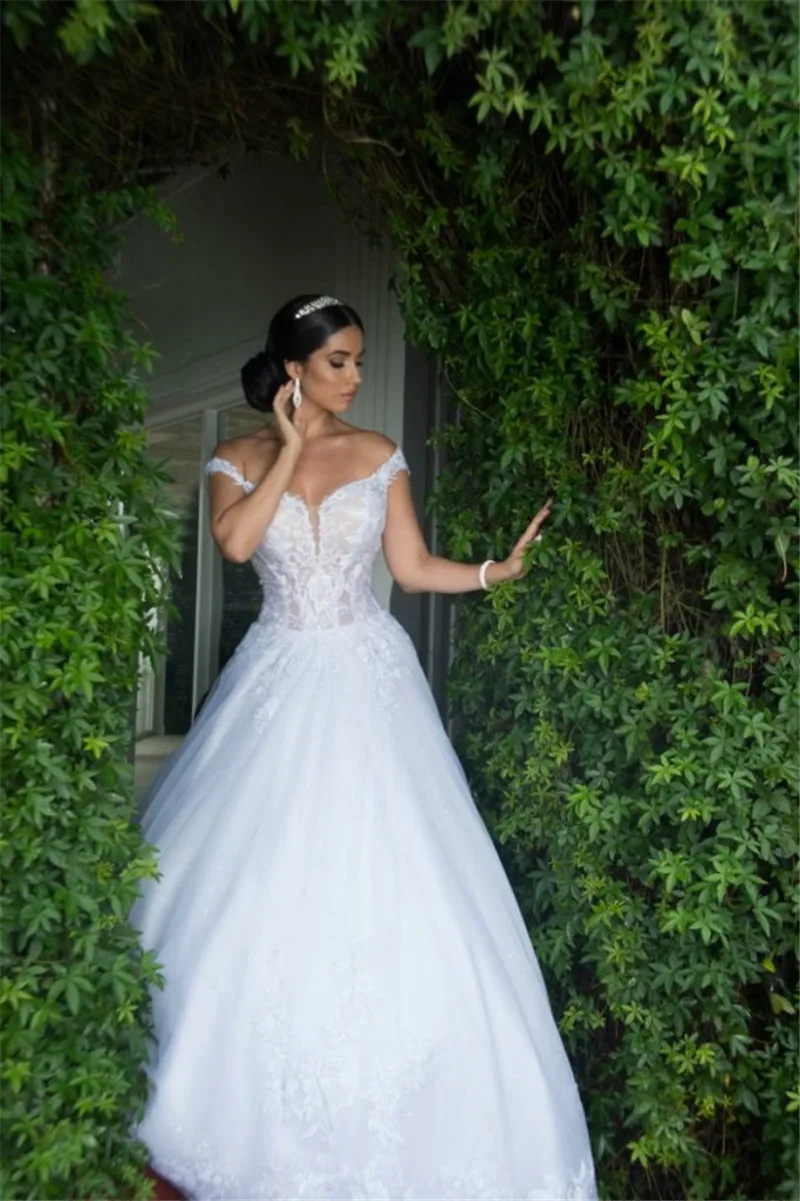 Romantic Lace Illusion Bridal Gown Modern Off the Shoulder A-Line Wedding Dress V-Neck vestido de noiva
Romantic Lace Illusion Bridal Gown Modern Off the Shoulder A-Line Wedding Dress V-Neck vestido de noiva