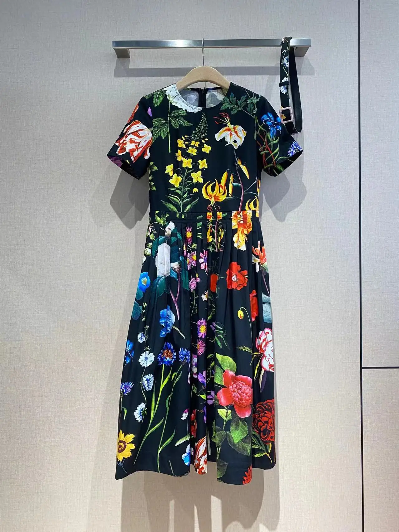Fyion Women's Spring Summer Dress 2022 Runway Fashion Short Sleeve Belt Flower Print Midi Party
Fyion Women's Spring Summer Dress 2022 Runway Fashion Short Sleeve Belt Flower Print Midi Party