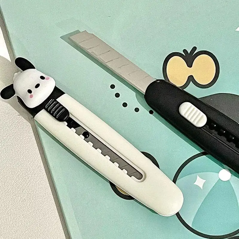 Kawaii Sanrioed понравико бумажный нож Мультфильм милая девушка сердце портативный острый ручной нож художественный нож подарок для девочек
Kawaii Sanrioed понравико бумажный нож Мультфильм милая девушка сердце портативный острый ручной нож художественный нож подарок для девочек