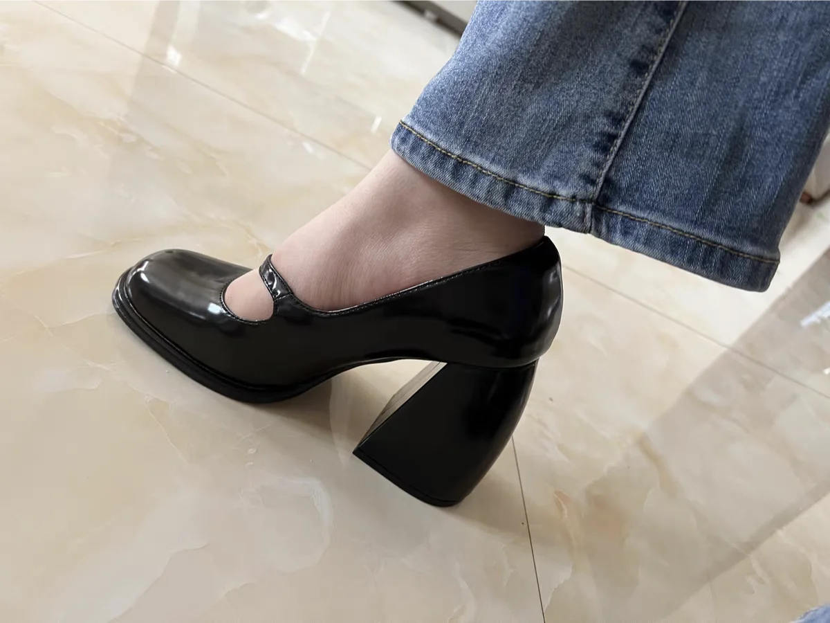 2022 brand New Shallow Mouth Single Toe Layer Leather Leather Thick High Heel Waterproof Platform Round Head With Women's Pumps 
2022 brand New Shallow Mouth Single Toe Layer Leather Leather Thick High Heel Waterproof Platform Round Head With Women's Pumps