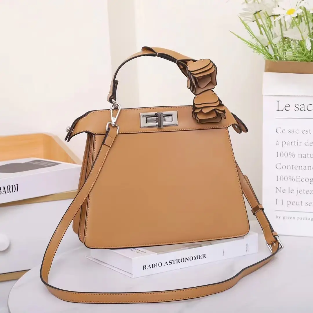 2023 New Fashion Handheld Crossbody Bag Light Luxury and Small Crowd Lock Buckle Celebrity Same Style One Shoulder Cat Bag
2023 New Fashion Handheld Crossbody Bag Light Luxury and Small Crowd Lock Buckle Celebrity Same Style One Shoulder Cat Bag