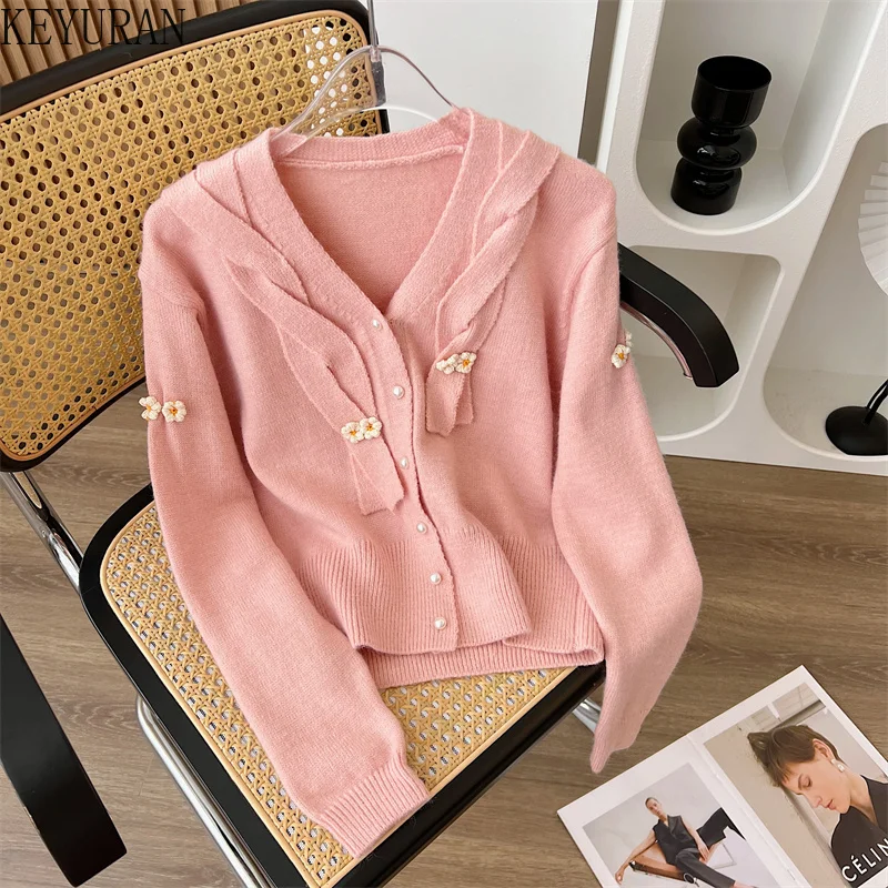 Женский трикотажный кардиган на пуговицах, ТРИКОТАЖНЫЙ УКОРОЧЕННЫЙ ТОП с длинным рукавом и жемчужинами, кардиган с трехмерными цветами, Осень-зима 2023 
Женский трикотажный кардиган на пуговицах, ТРИКОТАЖНЫЙ УКОРОЧЕННЫЙ ТОП с длинным рукавом и жемчужинами, кардиган с трехмерными цветами, Осень-зима 2023