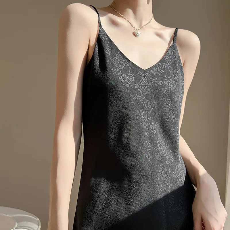 2023 new summer new advanced V-neck strap dress design sense long dress loose acetate satin slip dress
2023 new summer new advanced V-neck strap dress design sense long dress loose acetate satin slip dress