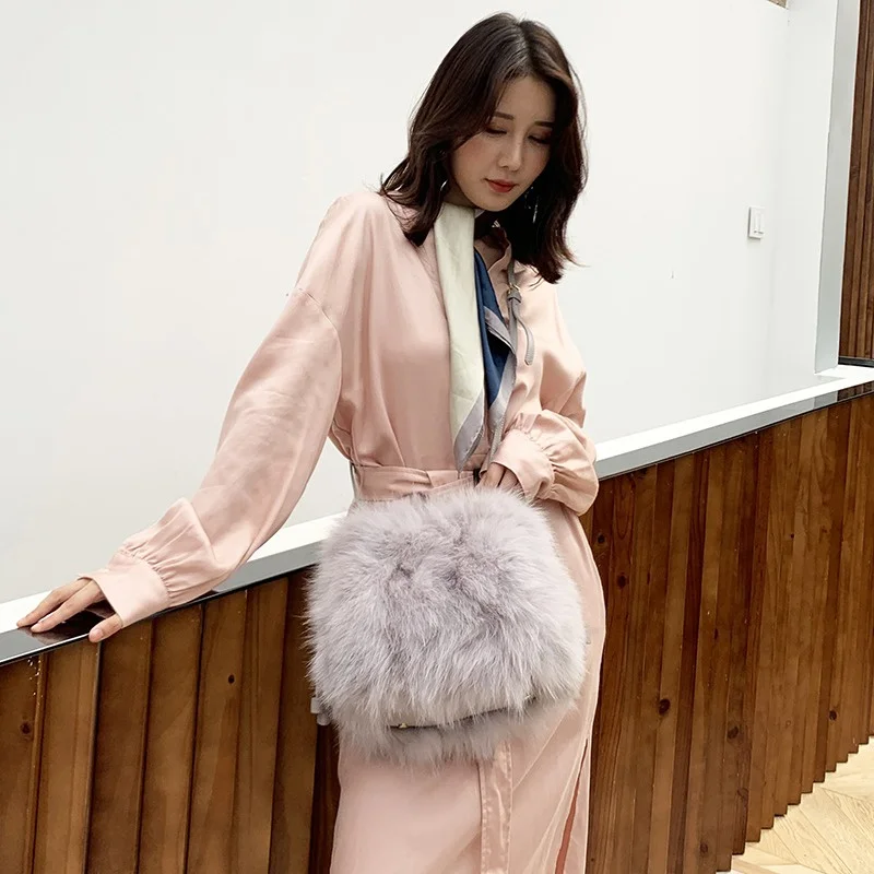 Furry Ladies High Quality Fur Bag Luxury Fox Fur Pull Strap Closed Bucket Bag Fashion Plush Crossbody Fur Bag
Furry Ladies High Quality Fur Bag Luxury Fox Fur Pull Strap Closed Bucket Bag Fashion Plush Crossbody Fur Bag