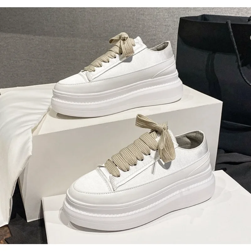 Little White Shoes Female 2023 New Four Seasons Heightened Satin Small Canvas Shoes Versatile Matsuke Single Shoes Womens Shoes
Little White Shoes Female 2023 New Four Seasons Heightened Satin Small Canvas Shoes Versatile Matsuke Single Shoes Womens Shoes