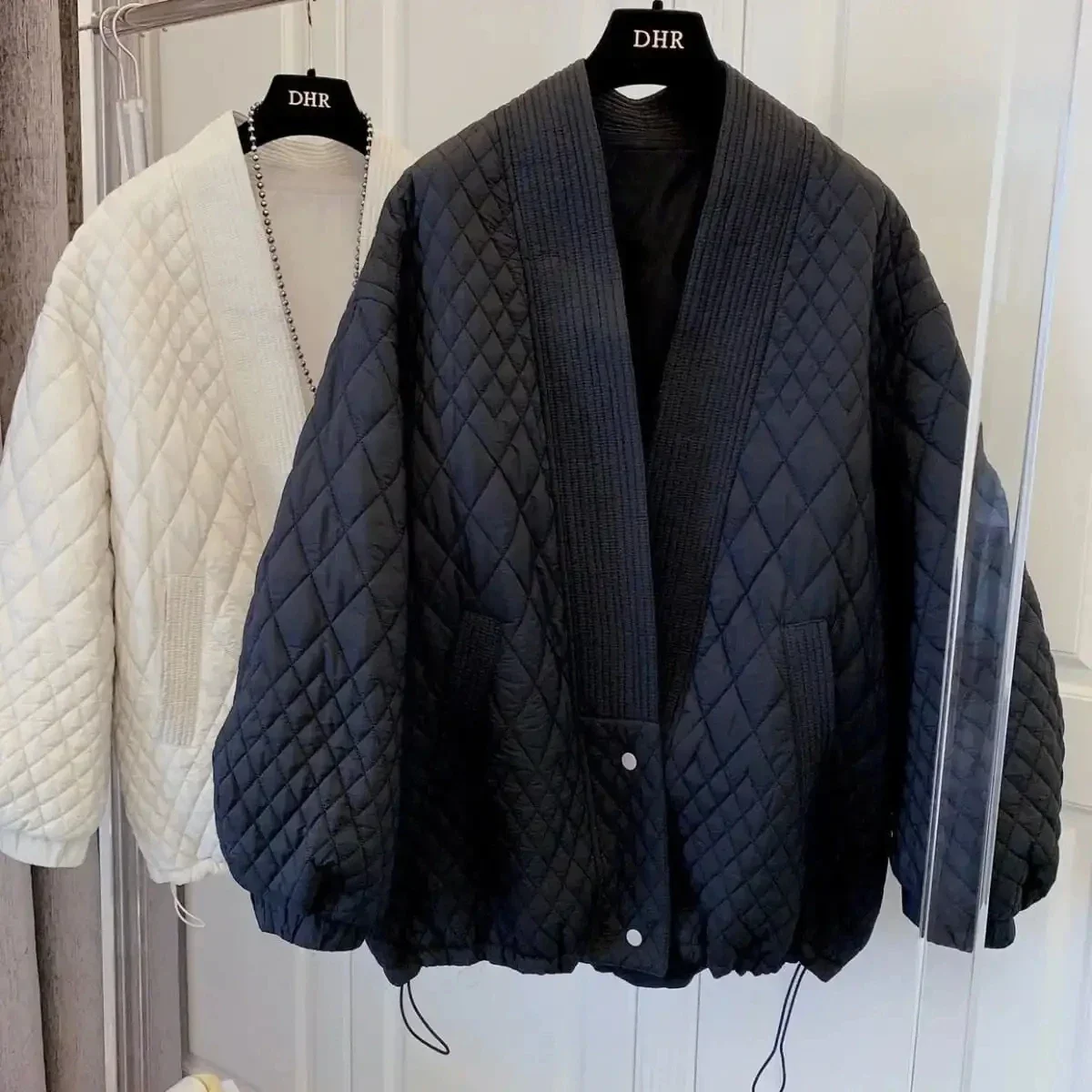 Autumn Winter Plaid Simple Ladies Cotton-padded Coat Korean Style Chic Down Parka Women Fashion Casual V-neck Long Sleeve Jacket
Autumn Winter Plaid Simple Ladies Cotton-padded Coat Korean Style Chic Down Parka Women Fashion Casual V-neck Long Sleeve Jacket
