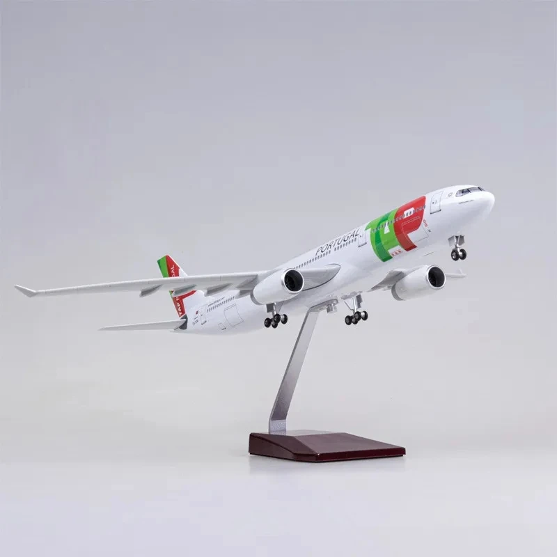 

47CM 1:135 Scale Diecast Resin Model Air Portugal Airbus A330 With Light And Wheels Airplane Aircraft Collection Display Toy Fan