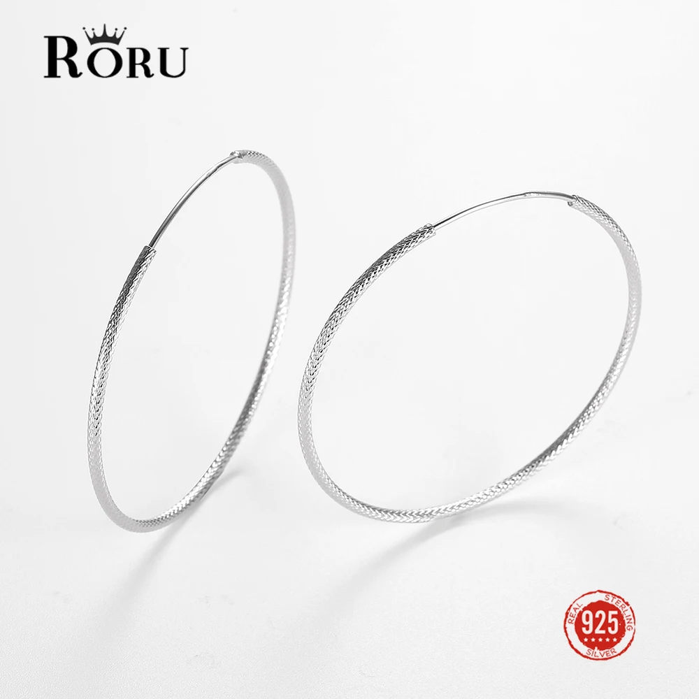 Серьги-кольца RORU S925 для женщин и девушек, модные большие элегантные повседневные простые украшения, золотистого и серебристого цвета, 40 мм
Серьги-кольца RORU S925 для женщин и девушек, модные большие элегантные повседневные простые украшения, золотистого и серебристого цвета, 40 мм
