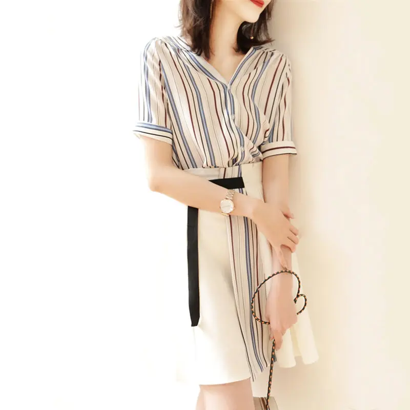 Elegant Office Lady Blouse Vertical Stripe Printing Short Sleeves Single Breast with A-line Mini Skirt Two Pieces Women Set
Elegant Office Lady Blouse Vertical Stripe Printing Short Sleeves Single Breast with A-line Mini Skirt Two Pieces Women Set