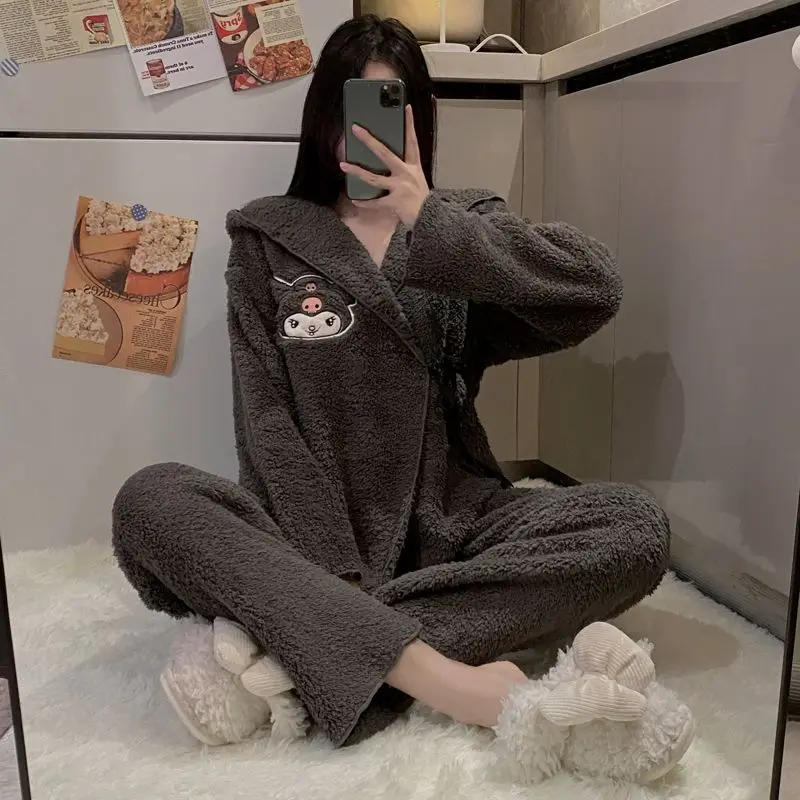 Kawaii Sanrioed Kuromi Pachacco милые Мультяшные утолщенные теплые флисовые пижамы Осень и зима новый домашний комплект одежды
Kawaii Sanrioed Kuromi Pachacco милые Мультяшные утолщенные теплые флисовые пижамы Осень и зима новый домашний комплект одежды