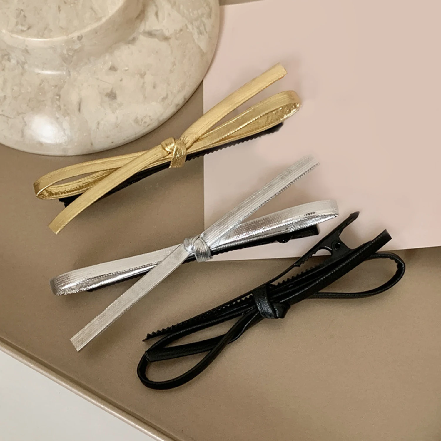 PU Leather Bow Hairpin Hair Clip Fashion Design Personality Delicate Korea Sweet Cool y2k Girls Bobby Pin Hair Accessories 2023
PU Leather Bow Hairpin Hair Clip Fashion Design Personality Delicate Korea Sweet Cool y2k Girls Bobby Pin Hair Accessories 2023