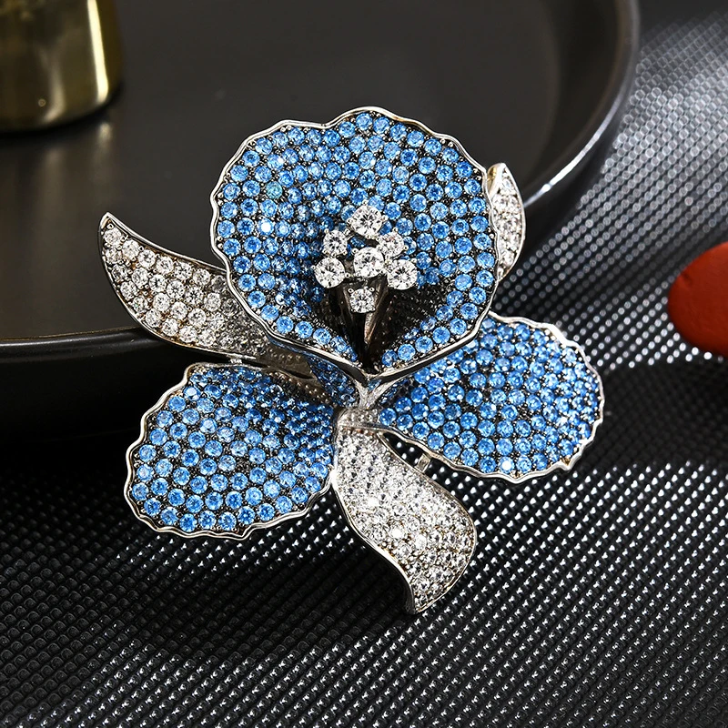 

Blue and White Two-tone Flower Brooches for Women Coat Cardigan Sweater Accessories Pin Luxury Zircon Personality Corsage Broche