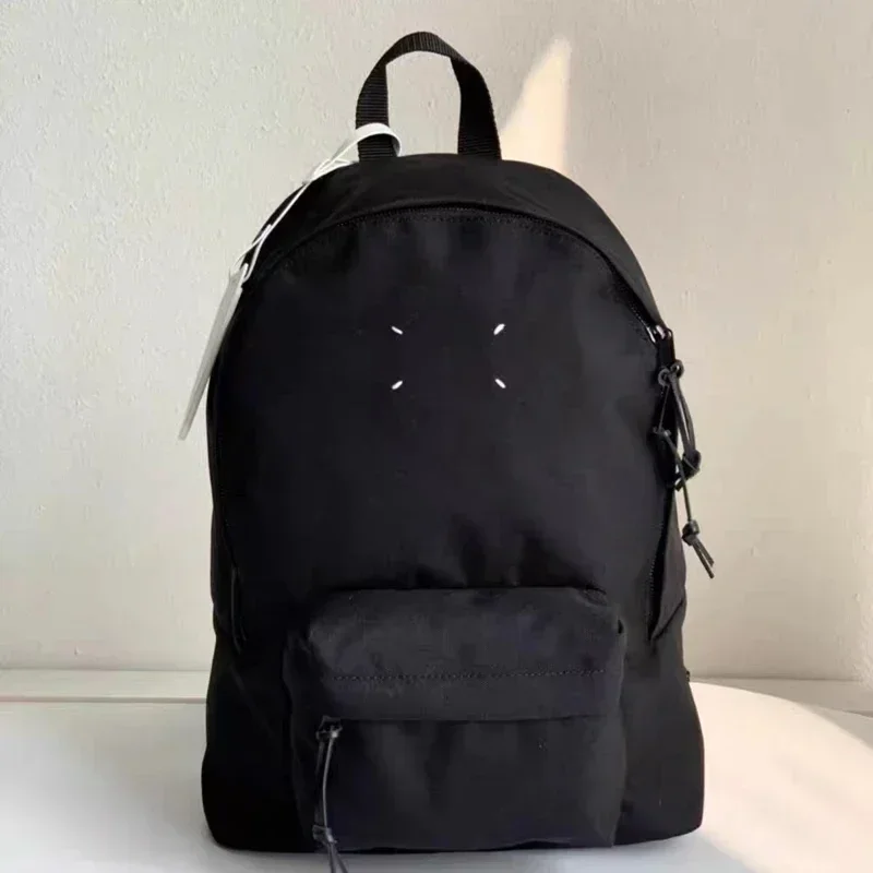 Paris 마르지 엘라 Logo Knapsack Men Women マルジェラ Travel Bag Four Point Stitch Label Adjustable Capacity Backpacks
Paris 마르지 엘라 Logo Knapsack Men Women マルジェラ Travel Bag Four Point Stitch Label Adjustable Capacity Backpacks
