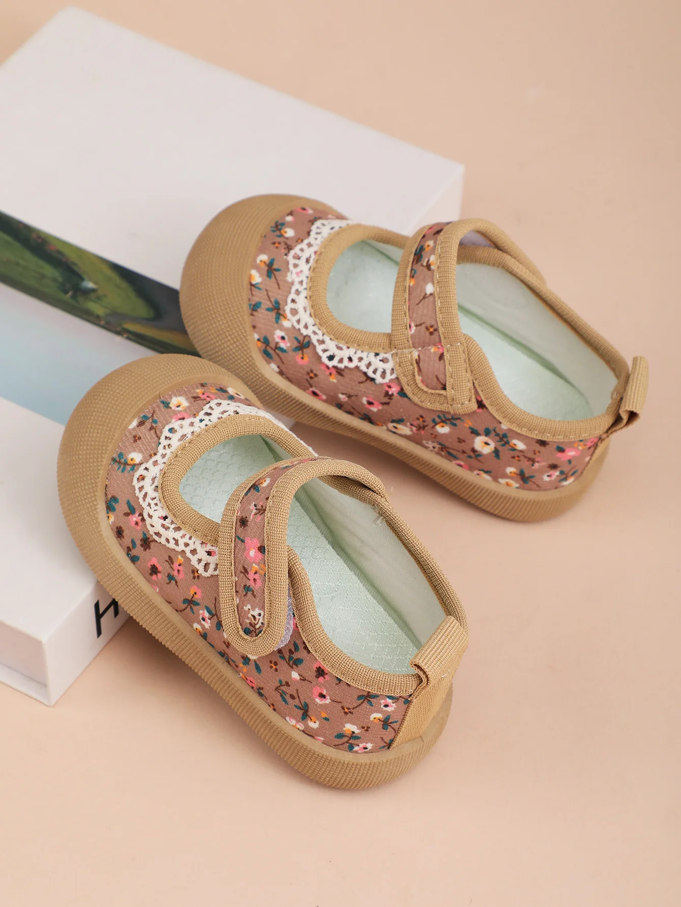 الربيع والخريف 2024 النسخة الكورية الجديدة من داخلي الفتيات حذاء قماش لينة سوليد الأطفال طفل حذاء طفل صغير حذاء للأطفال الربيع والخريف 2024 النسخة الكورية الجديدة من داخلي الفتيات حذاء قماش لينة سوليد الأطفال طفل حذاء طفل صغير حذاء للأطفال