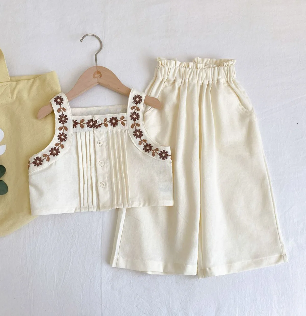 2Pcs Clothing Sets For Kids Girls Floral Embroidery Cotton Sleeveless Vest+Elastic Waist Wide Leg Trousers Breathable Child Suit
2Pcs Clothing Sets For Kids Girls Floral Embroidery Cotton Sleeveless Vest+Elastic Waist Wide Leg Trousers Breathable Child Suit