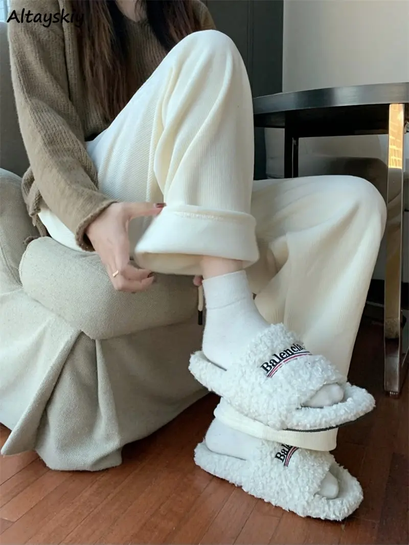 Женские бархатные брюки, мягкие однотонные теплые уютные свободные эстетические модные брюки в Корейском стиле, новая стильная одежда для женщин с широкими штанинами
Женские бархатные брюки, мягкие однотонные теплые уютные свободные эстетические модные брюки в Корейском стиле, новая стильная одежда для женщин с широкими штанинами