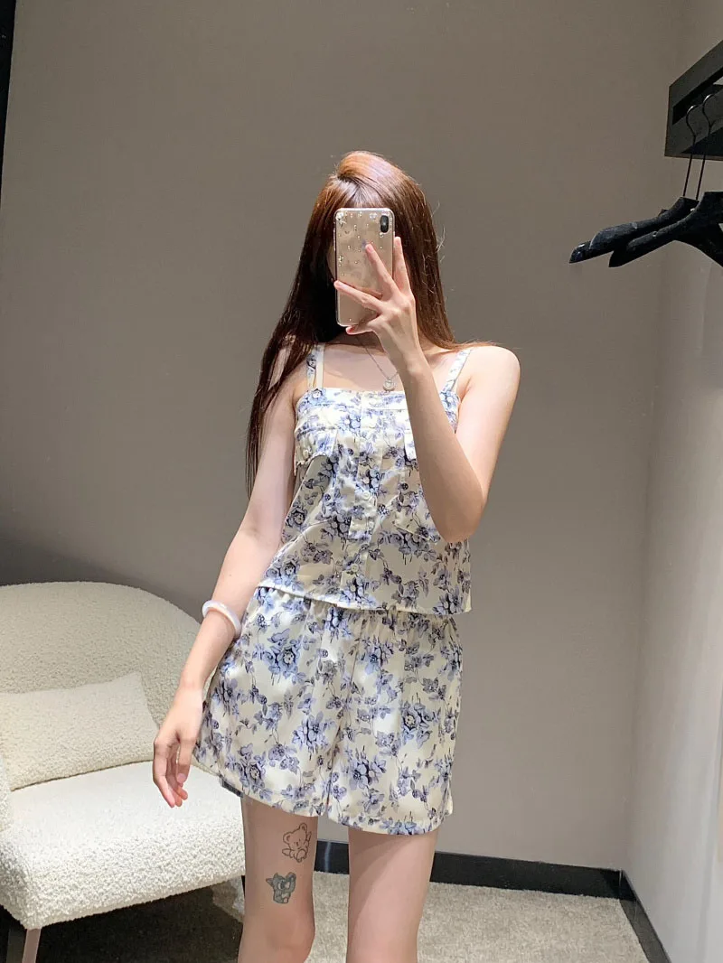 Vacation style casual shorts, floral elastic waist, loose and slimming hot pants, sweet and elegant women's capris
Vacation style casual shorts, floral elastic waist, loose and slimming hot pants, sweet and elegant women's capris