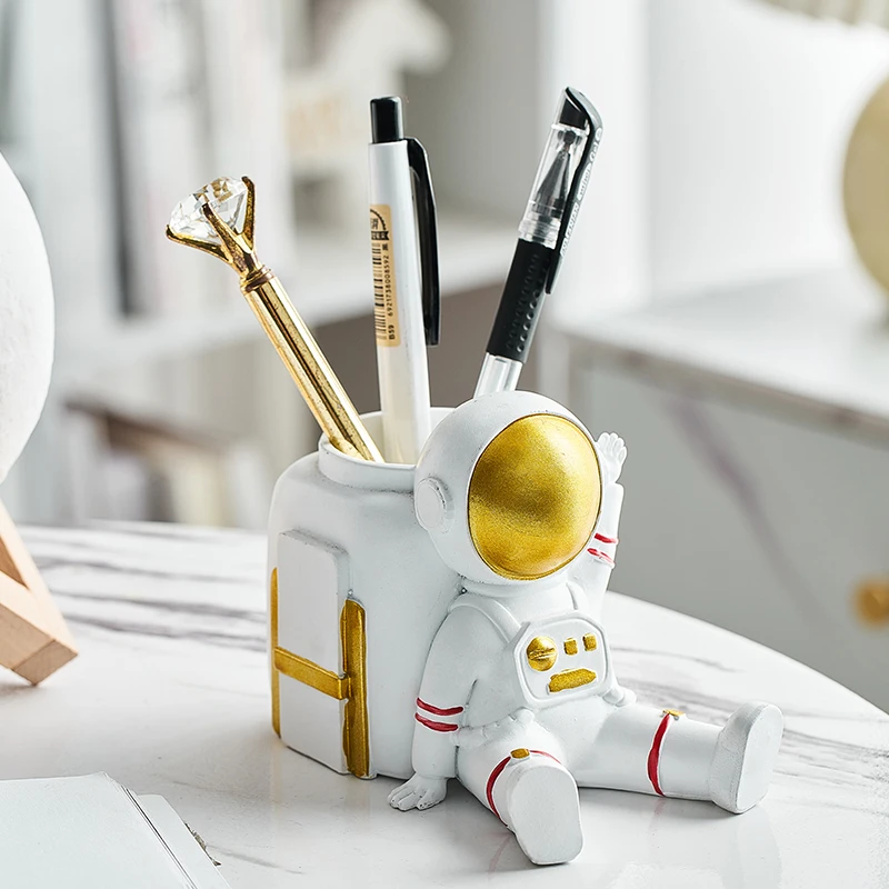 

Decorative Astronaut Pen Holder Home Decor Modern Study Bookcase Ornament Office Meeting Room Desktop Accessories Pen Container