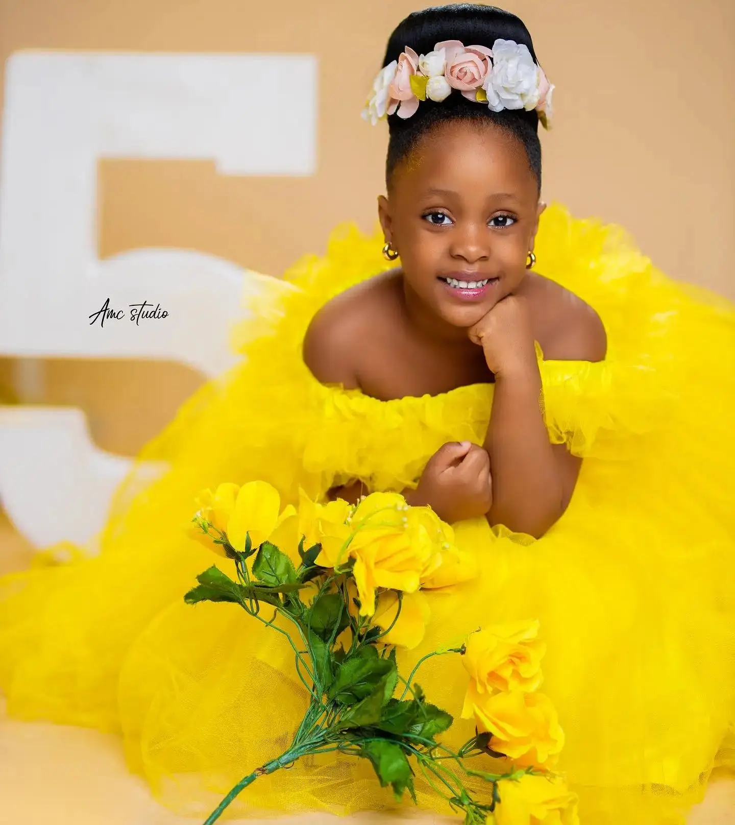 

Шикарные желтые платья на день рождения для девочек, платья с круглым вырезом и цветами для девочек, детские Бальные платья для фотосессии