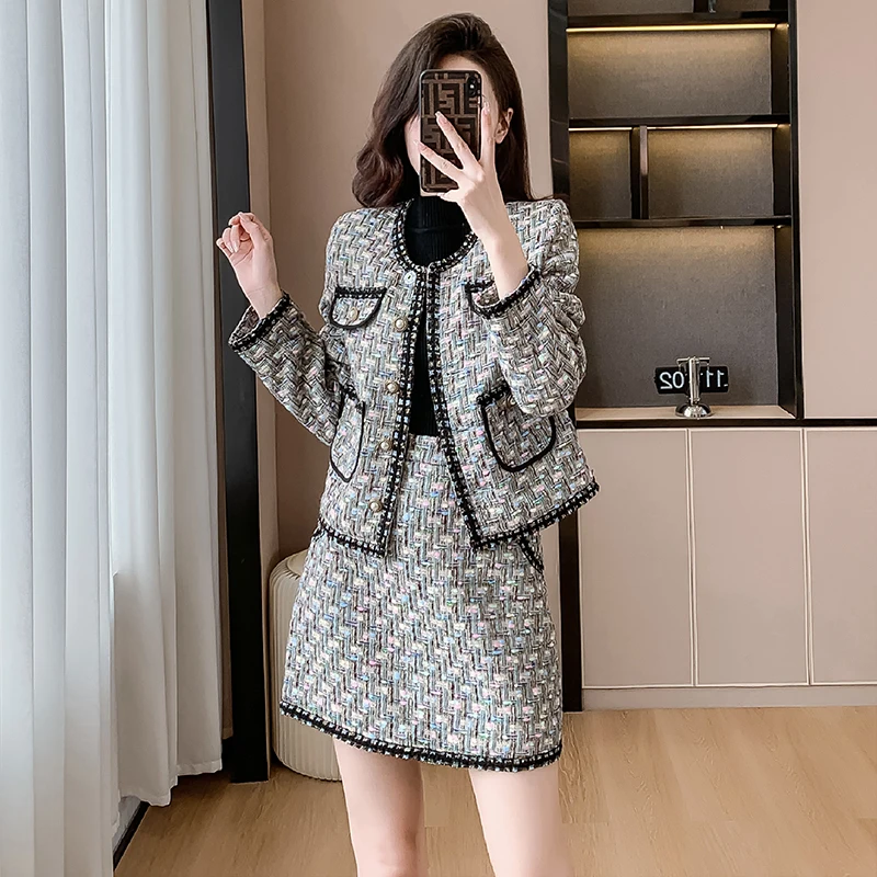 2023 Autumn Ladies Temperament O Neck Sequin Button Short Jacket + Korea mini Skirt Fashion Tweed Women for Two Peice Sets New
2023 Autumn Ladies Temperament O Neck Sequin Button Short Jacket + Korea mini Skirt Fashion Tweed Women for Two Peice Sets New