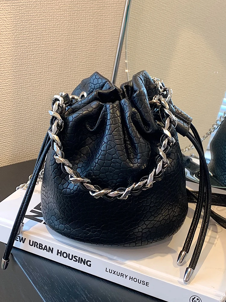 Fashion Chains Handle Bucket Bags 2023 New Popular Pu Leather Drawstring Single Shoulder Bag Versatile Women Crossbody Bag
Fashion Chains Handle Bucket Bags 2023 New Popular Pu Leather Drawstring Single Shoulder Bag Versatile Women Crossbody Bag